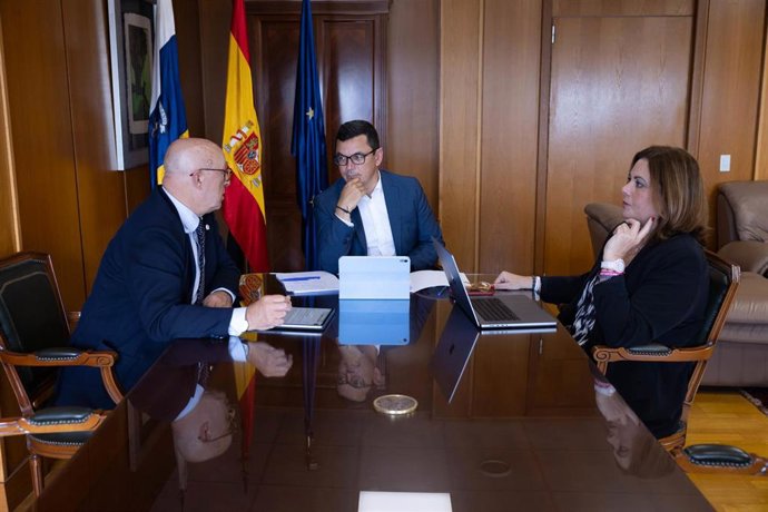 Los presidentes de las autoridades portuarias de Santa Cruz de Tenerife y Las Palmas, Pedro Suárez y Beatriz Calzada, respectivamente, en una reunión con el consejero de Obras Públicas del Gobierno de Canarias, Pablo Rodríguez