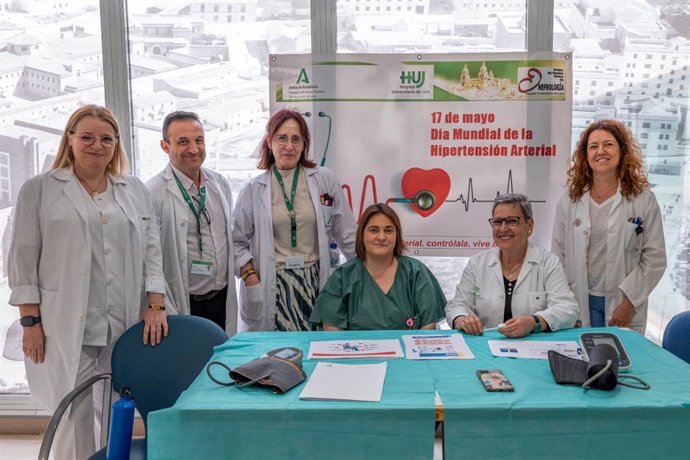 Profesionales sanitarios en la mesa instalada por el Día Mundial del Hipertensión Arterial.