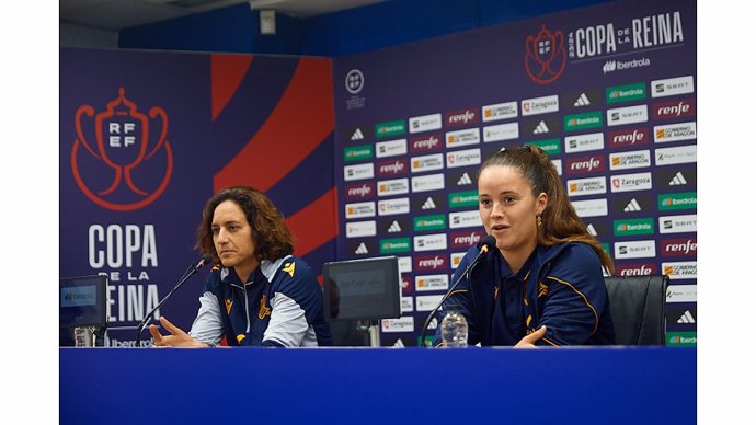 La entrenadora de la Real Sociedad, Natalia Arroyo, y Nerea Eizagirre