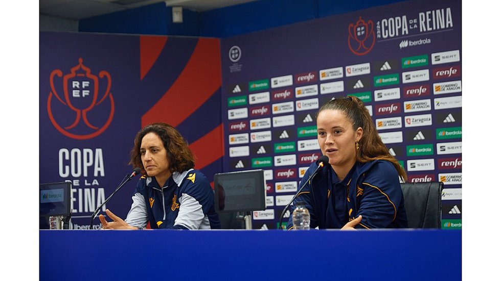 La entrenadora de la Real Sociedad, Natalia Arroyo, y Nerea Eizagirre