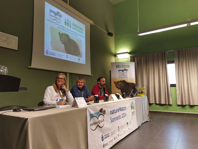 La viceconsejera de Turismo junto al alcalde de Somiedo, Belarmino Fernández, y Luis Fernando Alonso, director del parque natural de Somiedo, en la inauguración del encuentro.