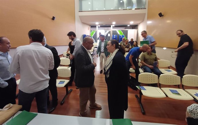 La secretaria autonómica de Energía, Sostenibilidad y Acción Social, María Cruz Ferreira, y el director general del Mar Menor, Víctor Serrano, durante la jornada informativa sobre fondeaderos