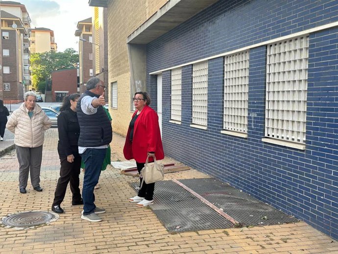La concejal de La Izquierda de Huelva, Mónica Rossi, en su visita al barrio de Los Rosales de la capital.