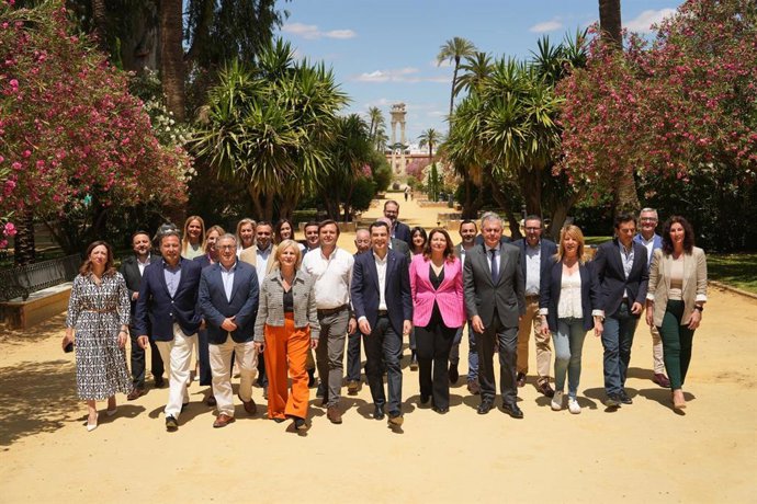 Encuentro del presidente de la Junta de Andalucía y del PP-A, Juanma Moreno, con presidentes provinciales y alcaldes del PP para abordar la campaña de las elecciones europeas del 9 de junio.