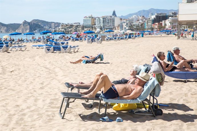 Archivo - Arxiu - Nombroses persones prenen el sol a la platja de Ponent, a 11 de mar del 2023, a Benidorm, Alacant, Comunitat Valenciana (Espanya). 