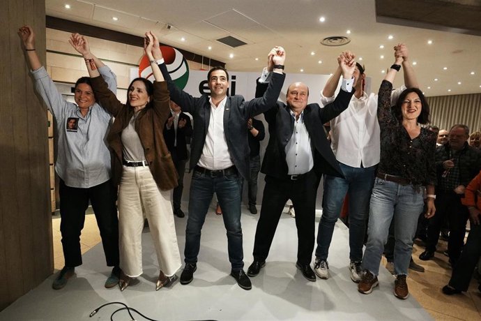 La cabeza de lista del PNV por Gipuzkoa, Bakartxo Tejeria (2i); el candidato del PNV a lehendakari, Imanol Pradales (3i); el presidente del PNV, Andoni Ortuzar (4i) y el cabeza lista del PNV por Álava, Joseba Díez Antxustegi (5i) y la cabeza lista del PNV