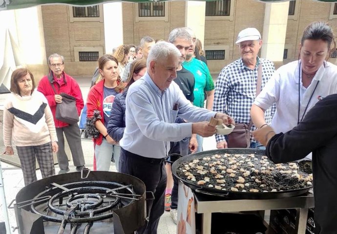 Castelló comienza su promoción turística en Zaragoza con la exposición de la Gaiata y showcookings