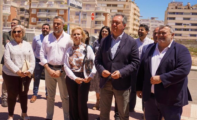 El secretario general del PSOE-A, Juan Espadas, junto a socialistas de Roquetas de Mar (Almería).