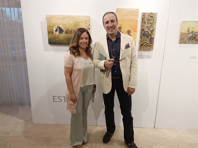 La vicepresidenta de la Fundación Aparejadores y el artista, en la inauguración de la muestra.