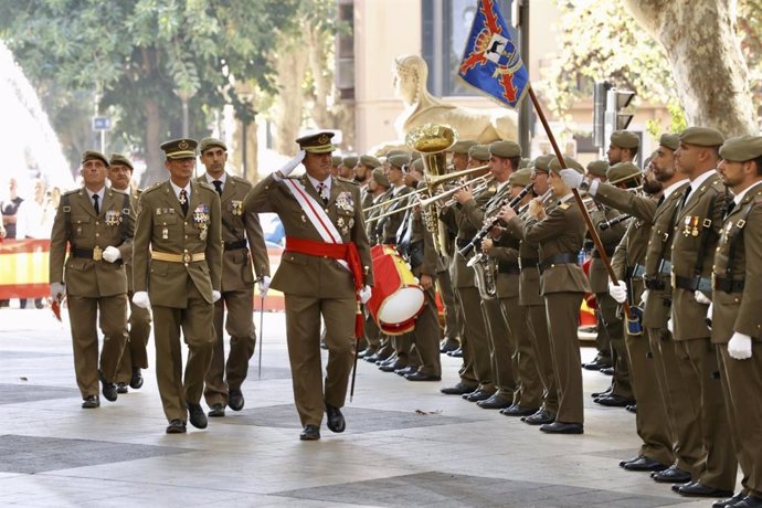 Archivo - El comandante general de Baleares, Fernando Luis Gracia Herréiz, pasando revista en el acto militar en el Paseo del Born con motivo de la Fiesta Nacional.