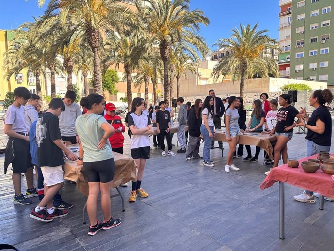 Taller de arqueología frente al Museo de Almería.