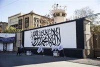 El líder de los talibán realiza una inusual visita a Kabul para reunirse con gobernadores locales