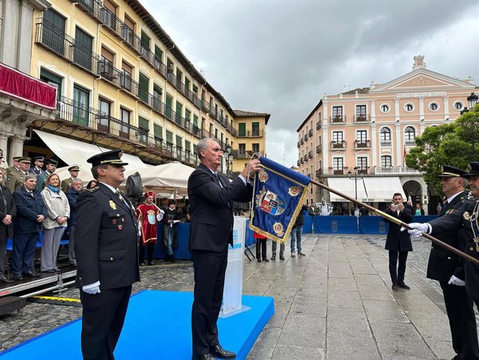 El alcalde de Segovia, José mazarías, impone el corbatín a la enseña de la Policía Nacional