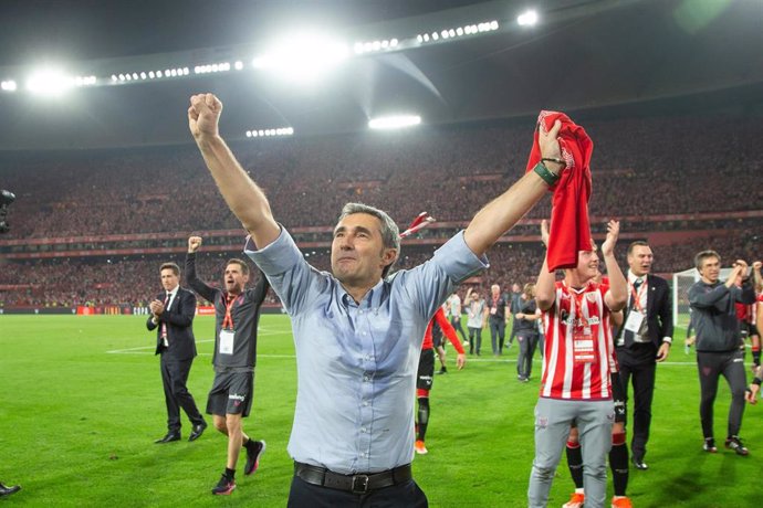 Archivo - Ernesto Valverde, head coach of Athletic Club, celebrates after winning the spanish cup, Copa del Rey, Final football match played between Athletic Club and RCD Mallorca at La Cartuja stadium on April 6, 2024, in Sevilla, Spain.