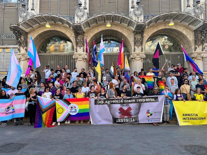 Concentración de colectivos LGTBI+ en las escaleras del Mercado Central de València con motivo del Día Internacional contra la LGTBIfobia