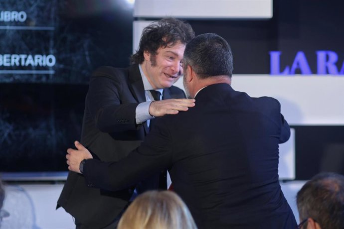 El presidente de Argentina, Javier Milei, abraza al líder de Vox, Santiago Abascal, durante la presentación de su libro 'El Camino del Libertario' en Madrid