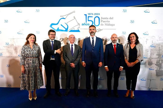 El consejero de Sostenibilidad y Economía Azul, Ramón Fernández-Pacheco; el presidente de Puertos del Estado, Álvaro Rodríguez; el presidente del puerto, Carlos Rubio; la delegada del Gobierno andaluz, Patricia Navarro y el subdelegado,  Javier Salas