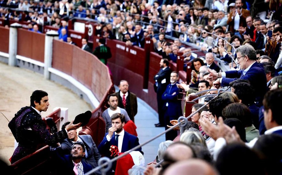 El líder del PP, Alberto Núñez Feijóo, recibe el brindis del torero Miguel Ángel Perera