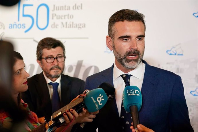 El consejero de Sostenibilidad, Medio Ambiente y Economía Azul y portavoz del Gobierno de Andalucía, Ramón Fernández-Pacheco, en una atención a medios en el en el acto por el 150 aniversario de la Autoridad Portuaria de Málaga