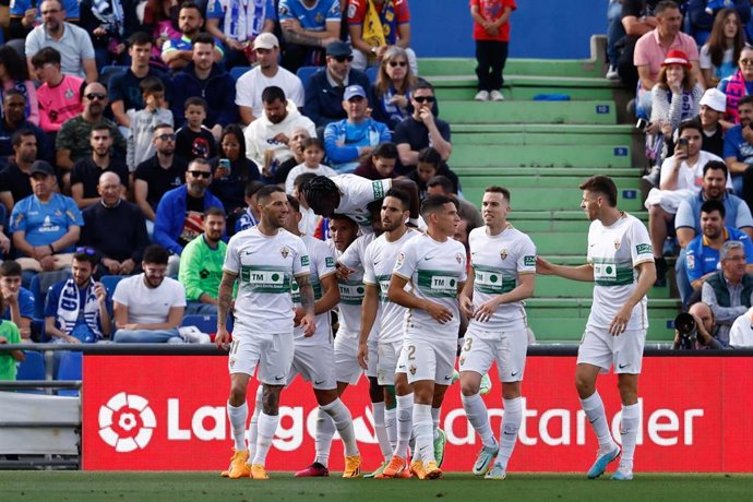 Archivo - Varios futbolistas del Elche CF celebran un gol.