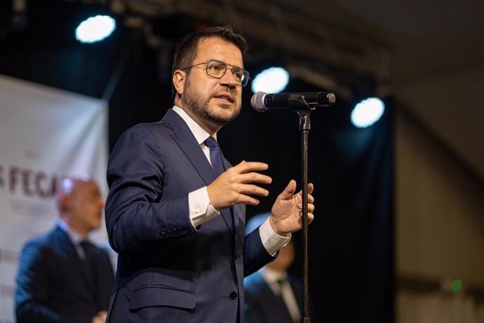 El presidente de la Generalitat, Pere Aragonès, interviene durante el encendido de luces de la Feria de Abril de Catalunya, en el Parc del Fórum, a 26 de abril de 2024, en Barcelona