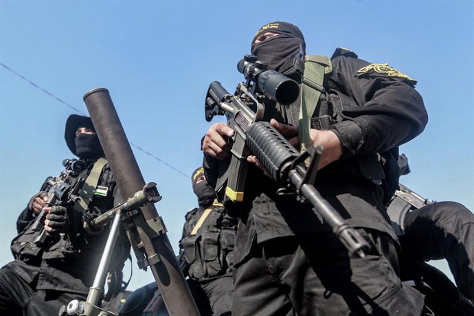 Archivo - 24 June 2022, Palestinian Territories, Al-Shati: Members of the Saraya al-Quds Brigades, the armed wing of the Palestinian Islamic Jihad movement take part in a military parade. Photo: Mohammed Talatene/dpa