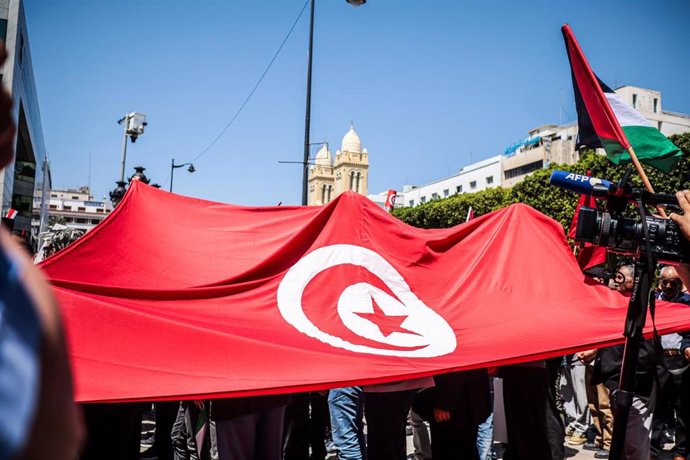 Manifestantes en Túnez con una bandera del país