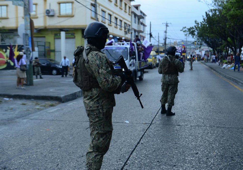 Archivo - Miembros de las Fuerzas Armadas de Ecuador 
