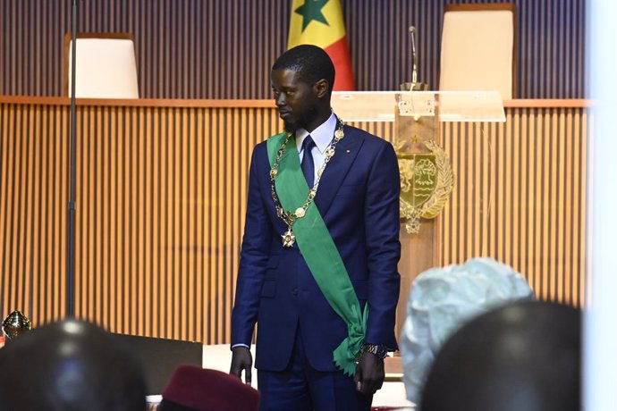 Archivo - DIAMNIADIO (SENEGAL), April 2, 2024  -- Bassirou Diomaye Faye, the newly elected president of Senegal, attends the swearing-in ceremony in Diamniadio, Senegal, on April 2, 2024. Bassirou Diomaye Faye, the newly elected president of Senegal, was 