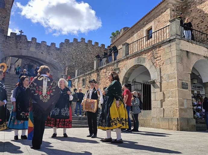 Tamborilero actuando en JATO, el Encuentro de Oportunidades del Mundo Rural, que se celebra en Cáceres