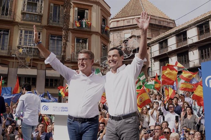 Archivo - El presidente del PP, Alberto Núñez Feijóo, junto al presidente de la Junta de Andalucía, Juanma Moreno, durante la clausura de un acto en defensa de la igualdad de los españoles, a 29 de octubre de 2023, en Málaga (Foto de archivo).