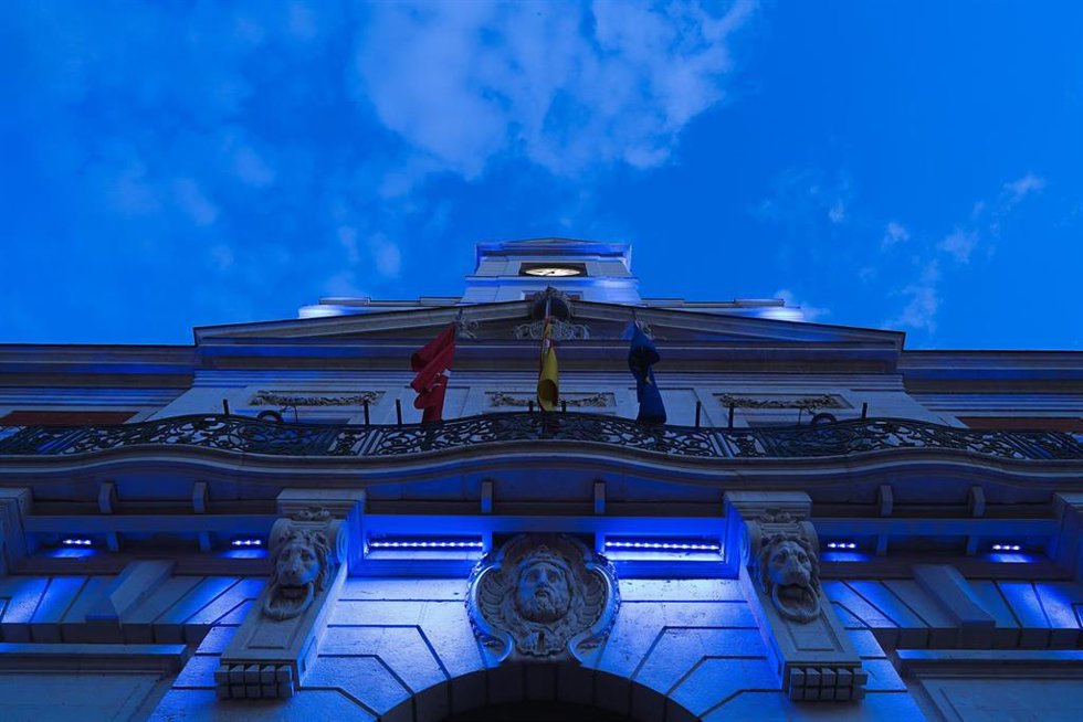 La sede de la Comunidad se iluminó anoche de azul para recordar a Sandra Palo, asesinada hace 21 años