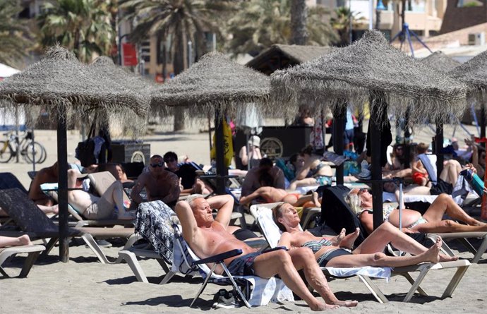 Archivo - Cientos de personas en la playa de La Malagueta, imagen de archivo. 