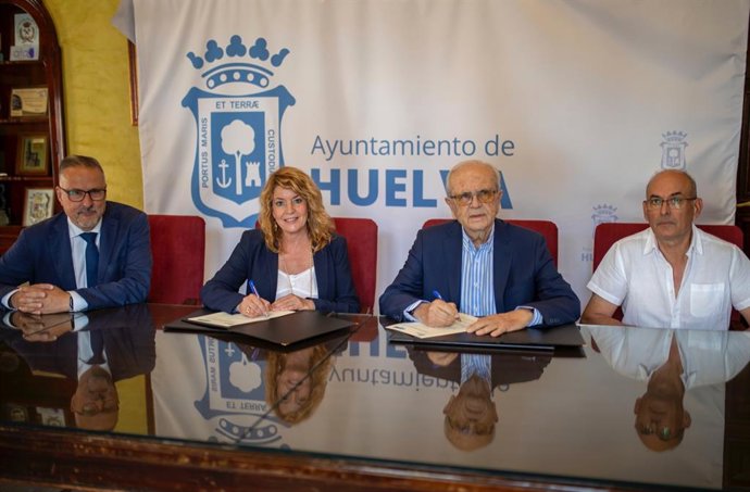La alcaldesa de Huelva y el presidente de Resurgir, en la firma del convenio.