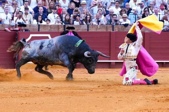El torero Manuel Escribano, durante la faena en la plaza de toros de la Maestranza, a 21 de abril de 2024, en Sevilla, Andalucía (España). (Foto de archivo).
