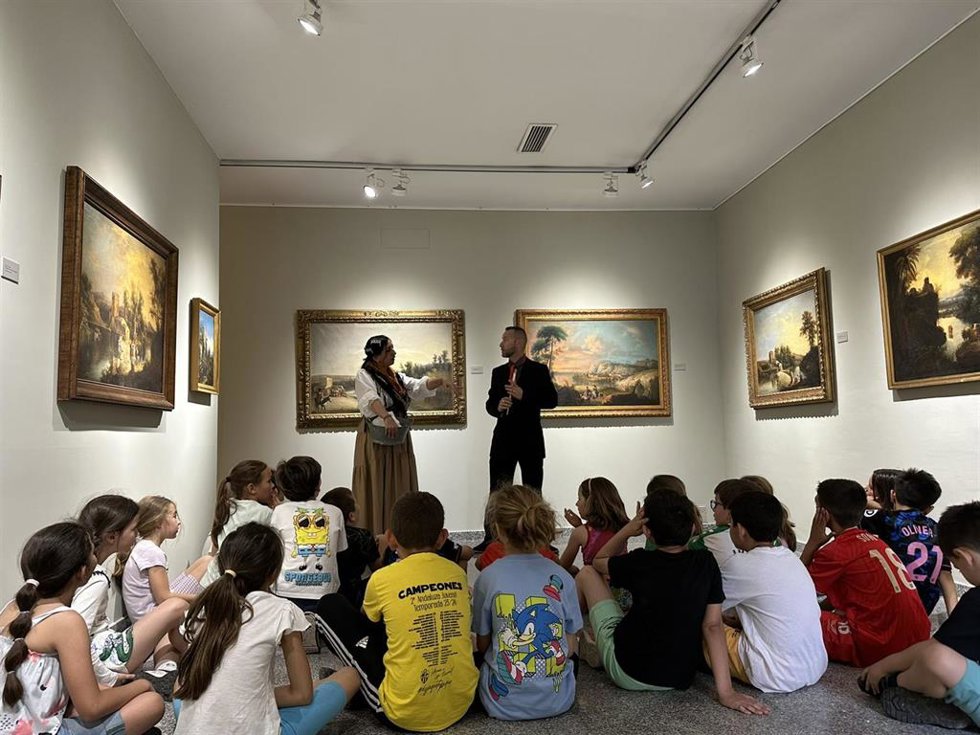Visitas de escolares a una exposición de pintura por el Día de los Museos.