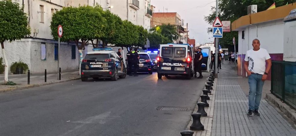 Agentes en su despliegue en la "esquina del gato" de San Juan