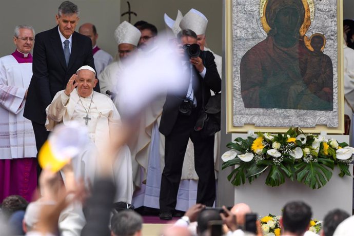 28 April 2024, Italy, Venice: Pope Francis waves to faithful at the end of a mass in St. Mark's Square. Photo: Alessio Marini/LPS via ZUMA Press Wire/dpa