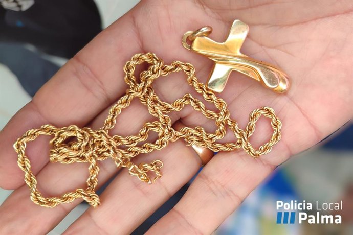 La cadena de oro sustraída.