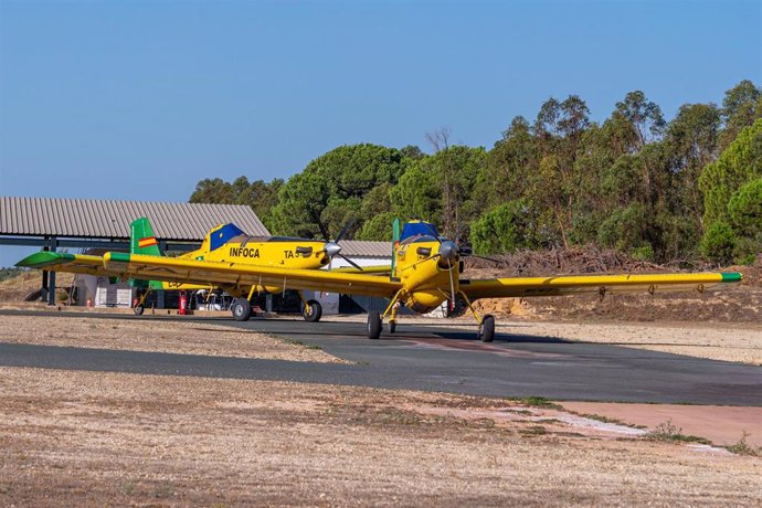 Archivo - Aviones contra incendios modelo AT-802 en las pistas de Las Arenas, a 23 de agosto de 2023, en Huelva, (Andalucía, España). (Foto de archivo).