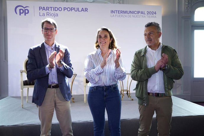 El presidente del PP de La Rioja, Gonzalo Capellán, la secretaria general del PP, Cuca Gamarra, y el alcalde de Logroño, Conrado Escobar