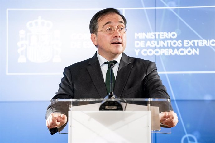 El ministro de Asuntos Exteriores, Unión Europea y Cooperación, José Manuel Albares, atiende a los medios de comunicación tras la reunión con los alcaldes del Campo de Gibraltar. A 13 de mayo de 2024, en Madrid (España). El ministro de Asuntos Exteriores,