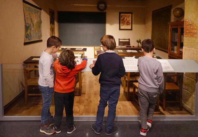 Visita de escolares al Museo Pedagógico de Aragón.