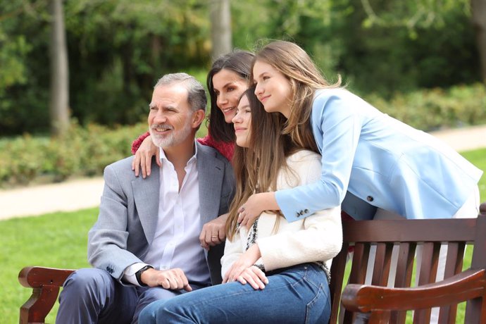 Los Reyes celebran su 20 aniversario de boda con varias fotos de familia en los jardines del Palacio Real. A la izquierda de la imagen, Don Felipe y Doña Letizia; a la derecha, sus hijas la Infanta Sofía y la Princesa Leonor.