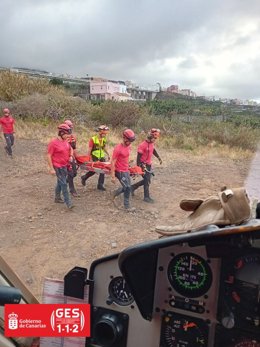 El helicóptero del GES rescata a una senderista accidentada en La Palma