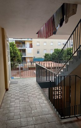 Edificio de viviendas públicas en Puerto Real donde se realizarán obras para mejorar la accesibilidad.