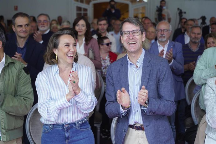 La secretaria general del PP, Cuca Gamarra, junto al presidente del PP de La Rioja, Gonzalo Capellán