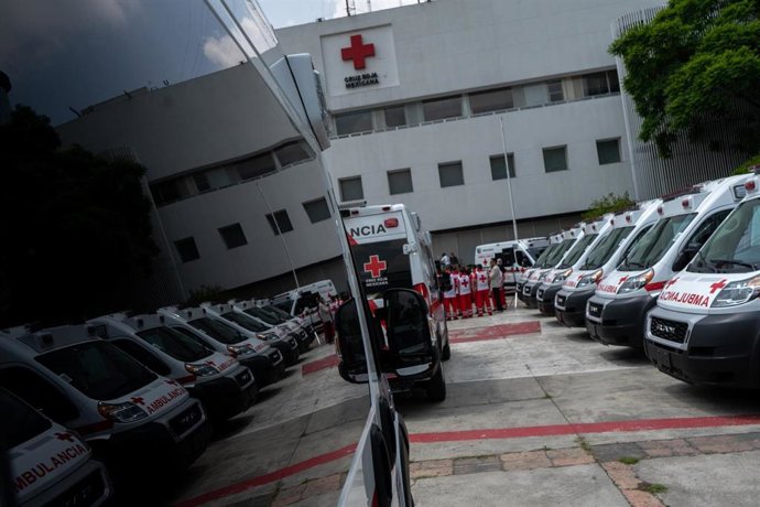 Archivo - Ambulancias en México en una imagen de archivo