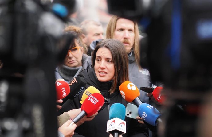 Archivo - La secretaria política de Podemos, Irene Montero, atiende a medios a su llegada a un acto para presentar su candidatura para las elecciones europeas, en la Plaza de Fuente Dorada, a 30 de enero de 2024, en Valladolid, Castilla y León (España).