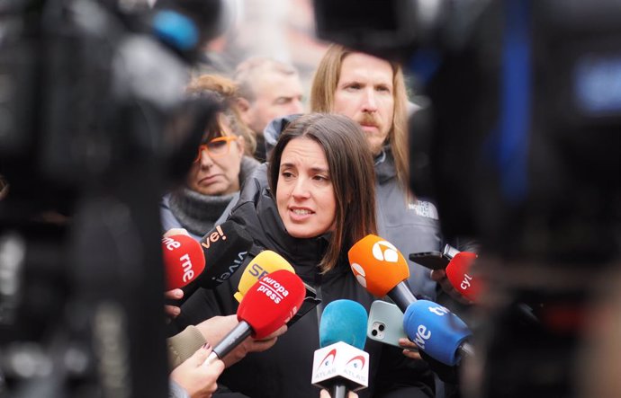 Archivo - La secretaria política de Podemos, Irene Montero, atiende a medios a su llegada a un acto para presentar su candidatura para las elecciones europeas, en la Plaza de Fuente Dorada, a 30 de enero de 2024, en Valladolid, Castilla y León (España). D